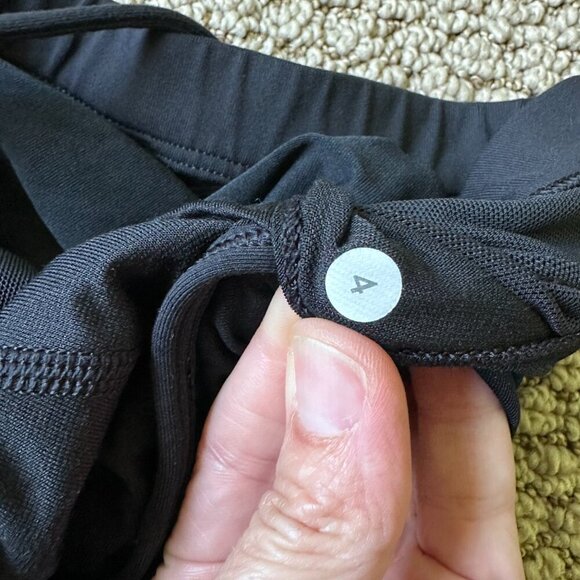 A102 Lululemon Athletica Tank Black size 4 Criss Cross back - Picture 5 of 5